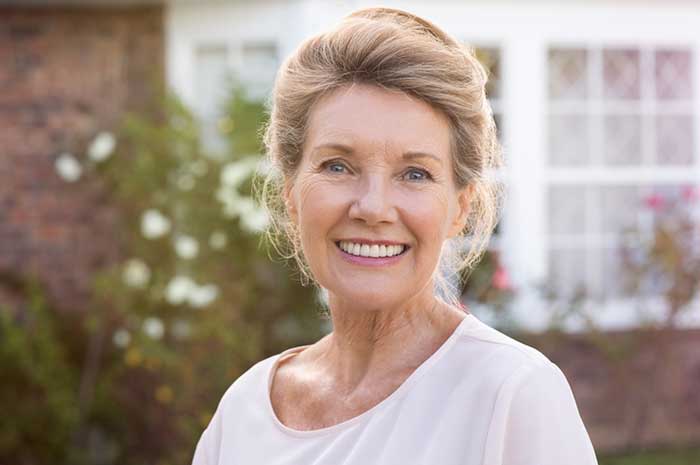 A smiling lady with bright teeth
